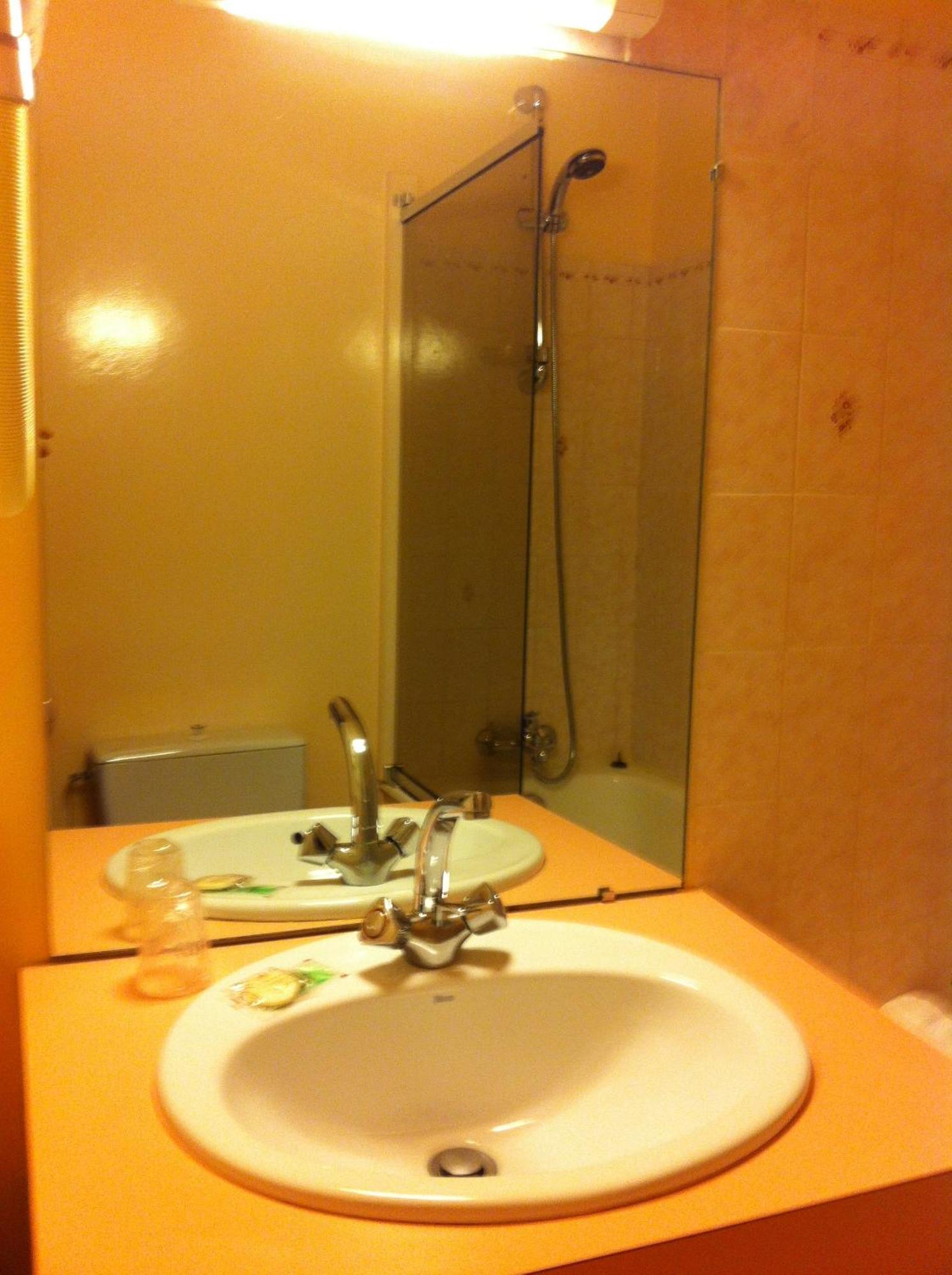 Hotel Les Pastels La Roche-sur-Yon Habitación foto